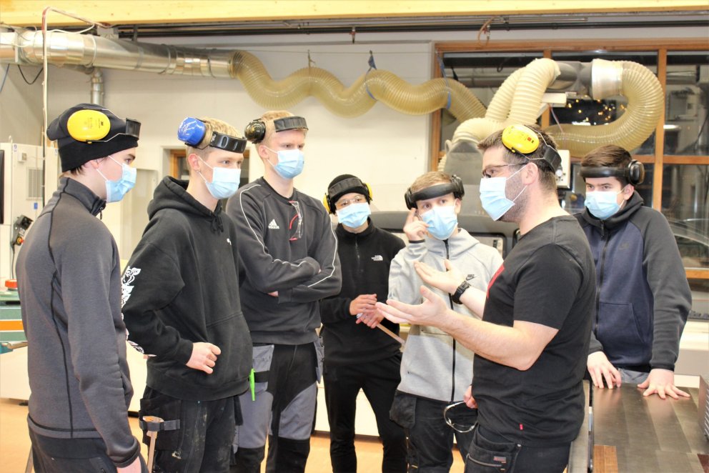 Bragi Óskarsson gefur nemendum góð ráð.