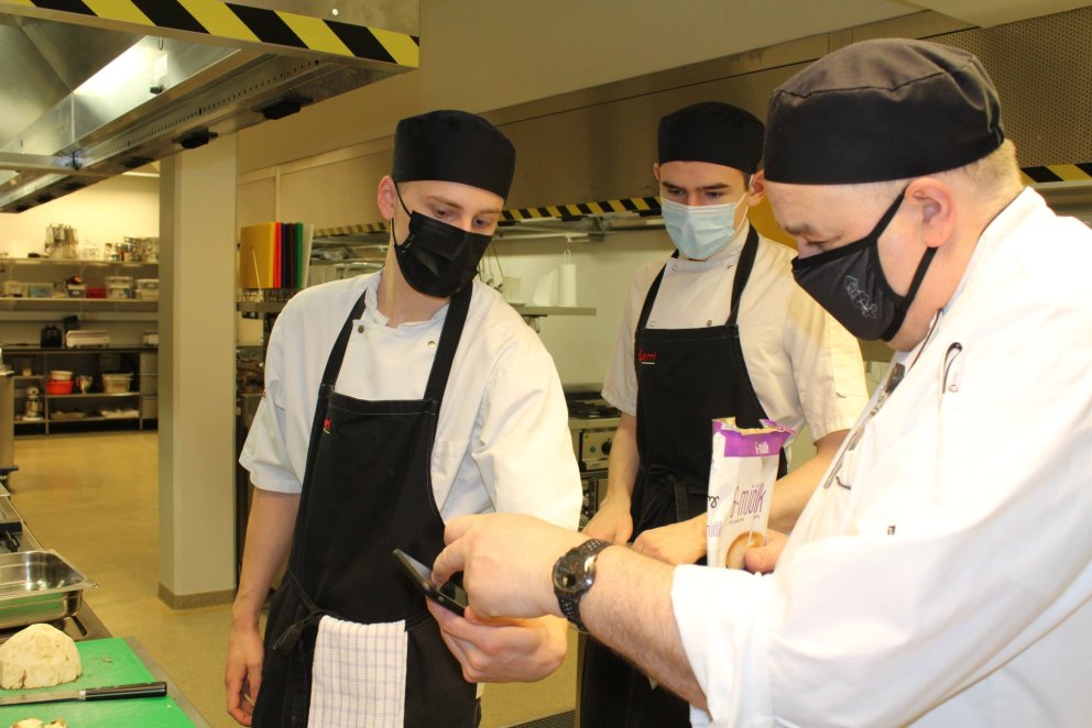 Ari Hallgrímsson fer yfir málin með nemendum sínum