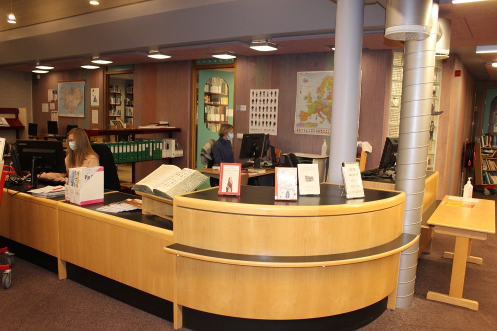 Hanna Þórey og Hildur að störfum á bókasafninu.