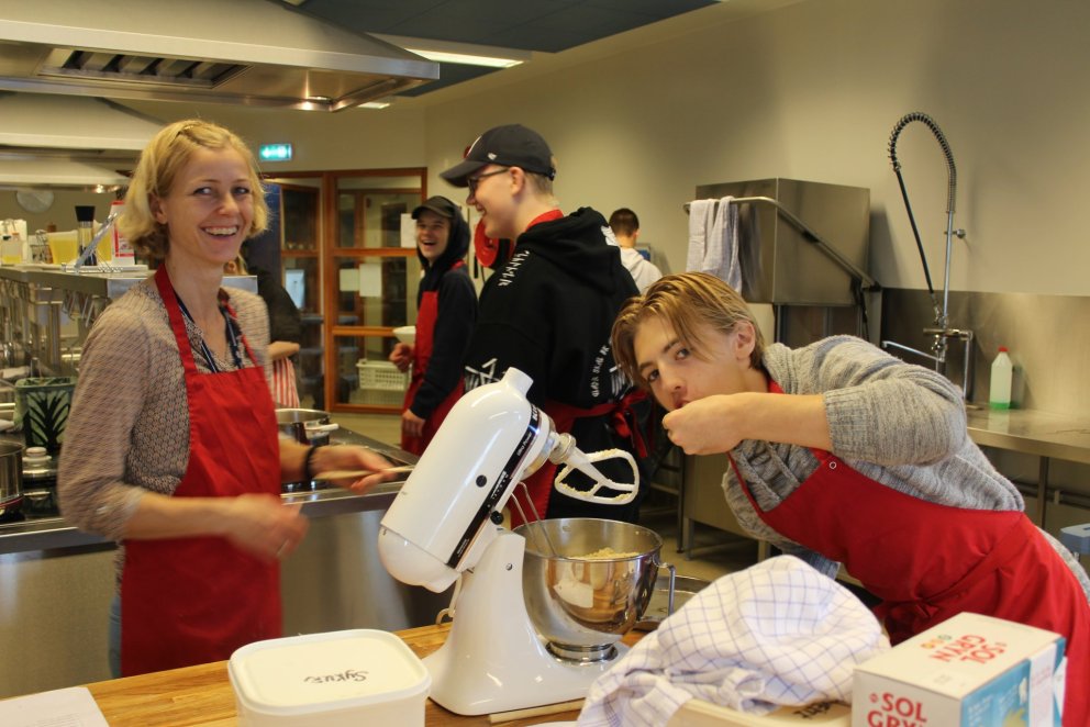 Glaðbeitt á svip í eldhúsinu.