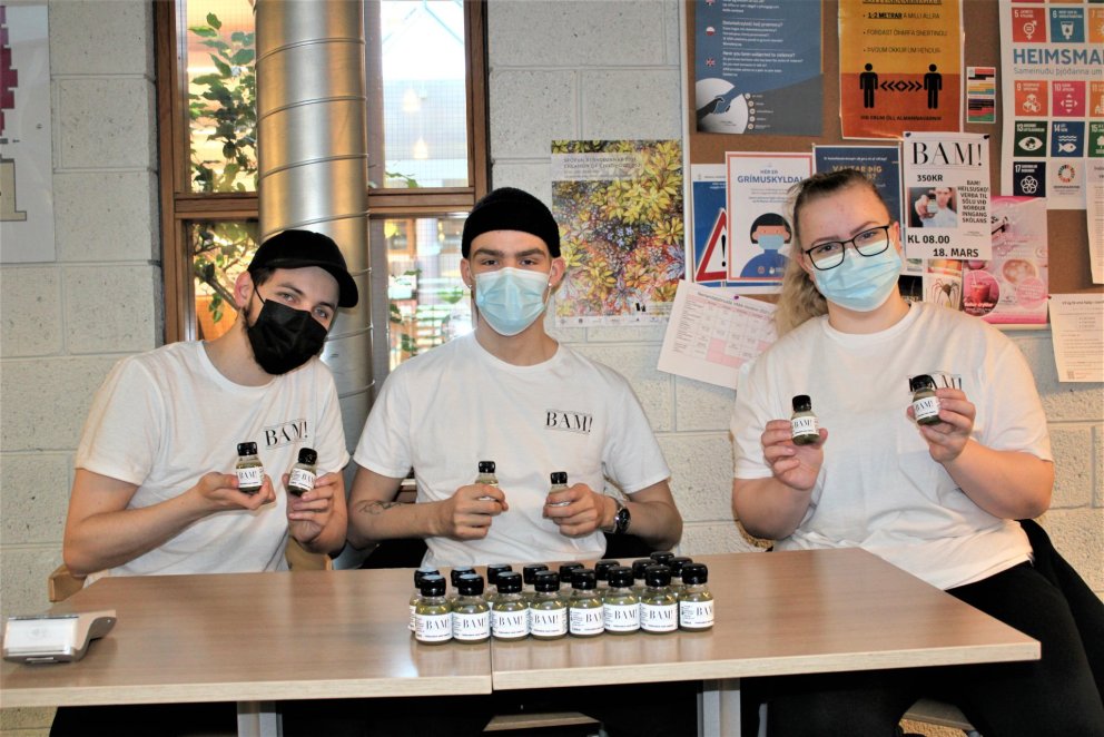 Frumkvöðlar í VMA kynna og selja BAM! heilsuskot.