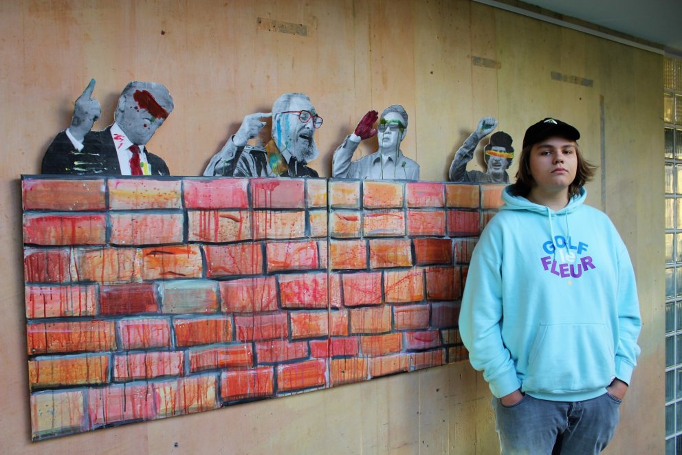 Axel Frans Gústavsson við myndverk sitt.