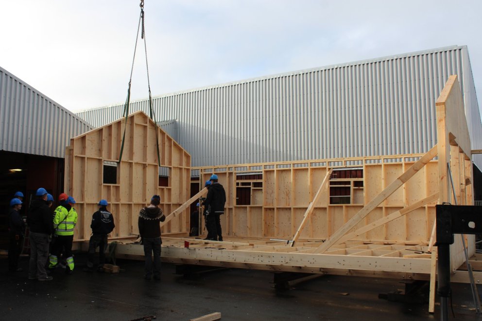 Sumarbústaðurinn reistur sl. miðvikudag.