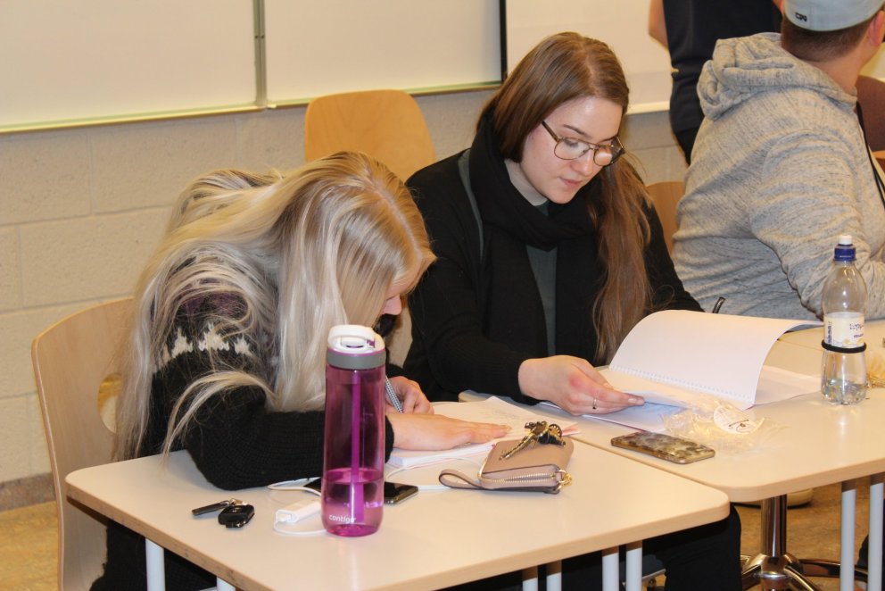 Komnar með handritið í hendur.