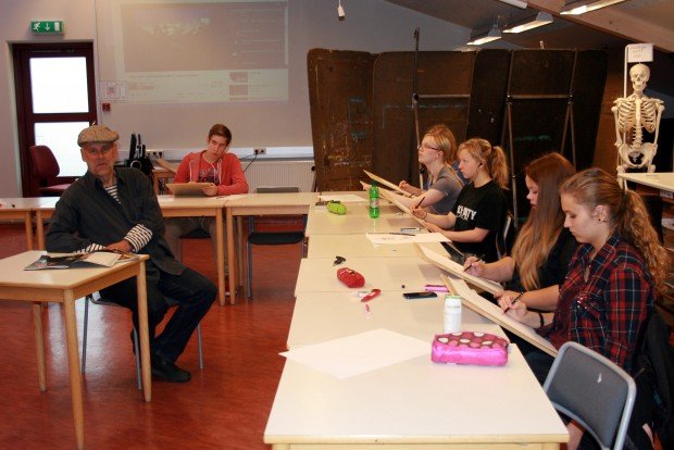 Hallgrímur Ingólfsson situr fyrir.