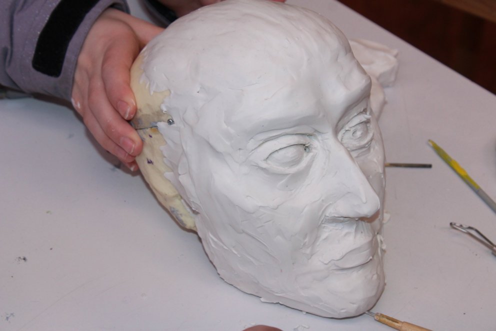 Eitt af leirandlitum nemenda í módelteikningu.