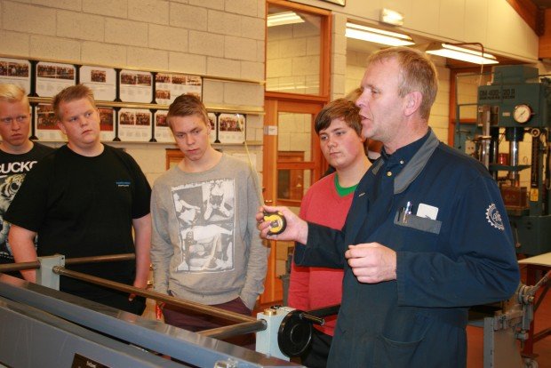 Hörður Óskarsson leiðbeinir nýnemum.