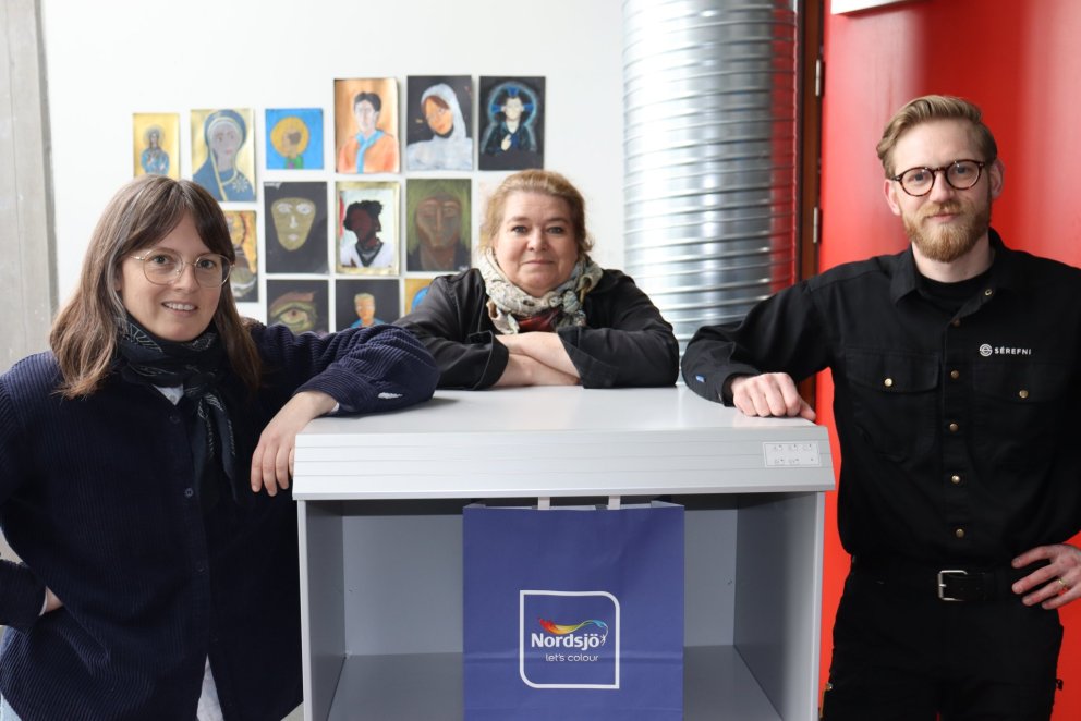 Borghildur Ína Sölvadóttir, Véronique Legros og Jóhann Gunnar Malmquist við litaljósakassann góða.