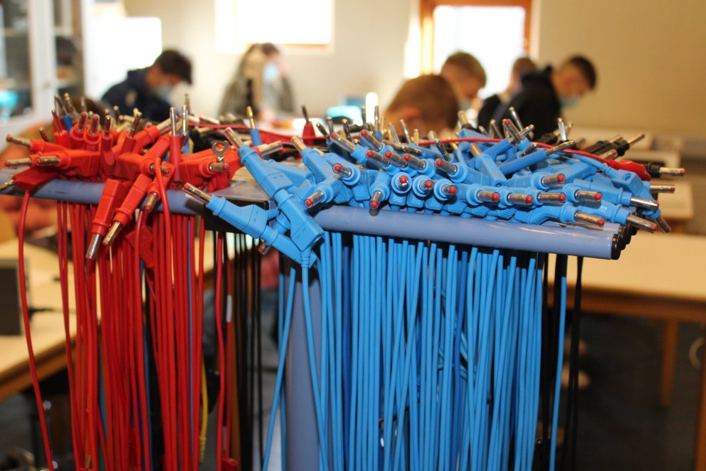 Nemendur í grunndeild málmiðna í rafmagnsfræði.