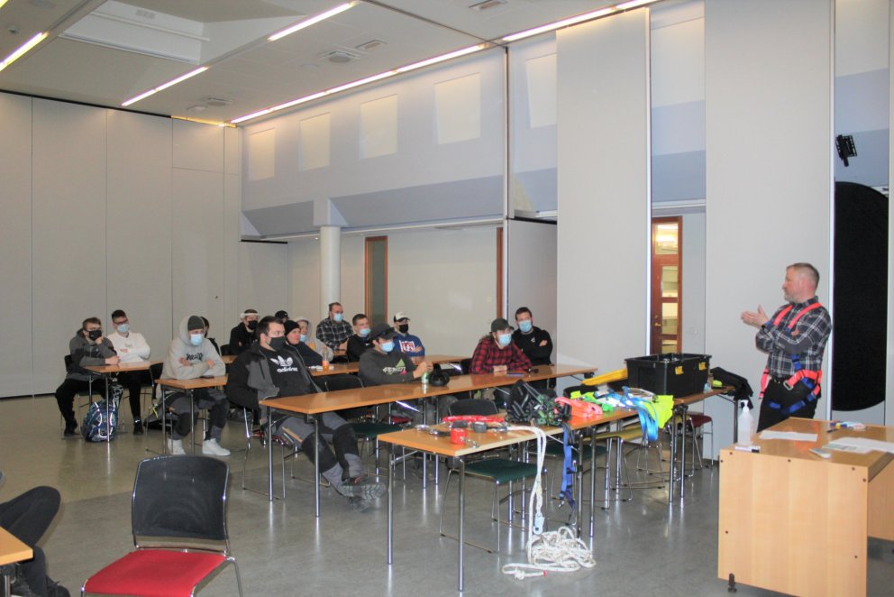 Rætt við nemendur í húsasmíði um fallvarnir.