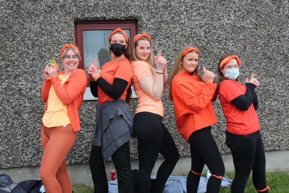 Brugðið á leik í hádegisgrillinu í dag.