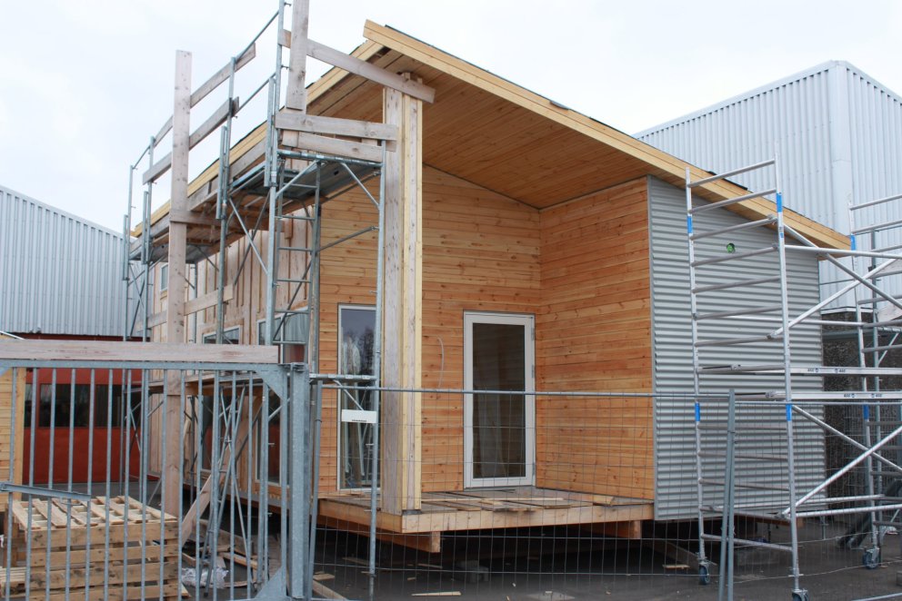 Húsið stendur norðan við húsnæði byggingadeildar.