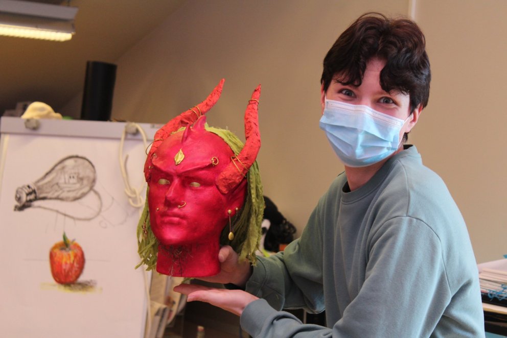 Kormákur Rögnvaldsson með gínuhausinn sinn.