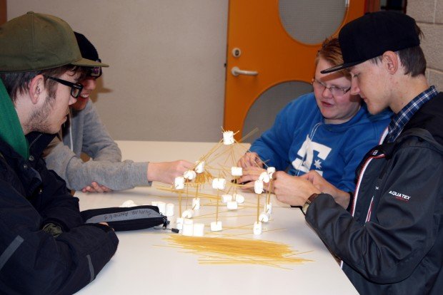 Byggt með spaghettílengjum og sykurpúðum.