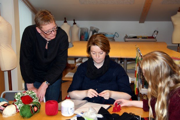 Karen Malmquist leiðbeinir nemendum í hekli.