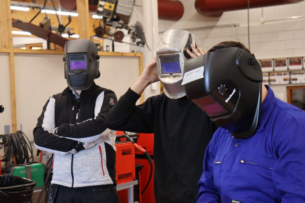 Rafiðnnemar að gera sig klára í málmsuðu.