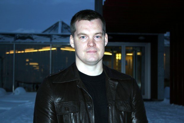 Ásmundur Oddsson fyrir utan gamla skólann sinn.