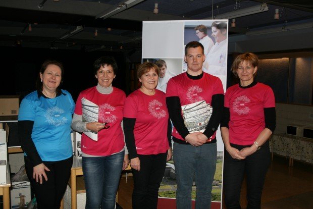 Þau vinna að því að safna lífsýnunum í VMA.