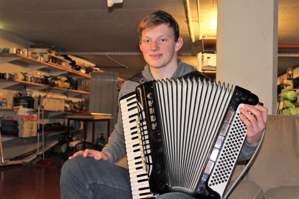 Hjörleifur Hrafn Sveinbjarnarson með nikkuna.