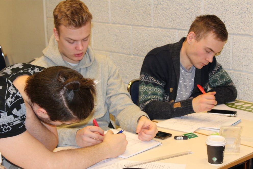 Nemendur velta vöngum yfir frárennslislögnum.