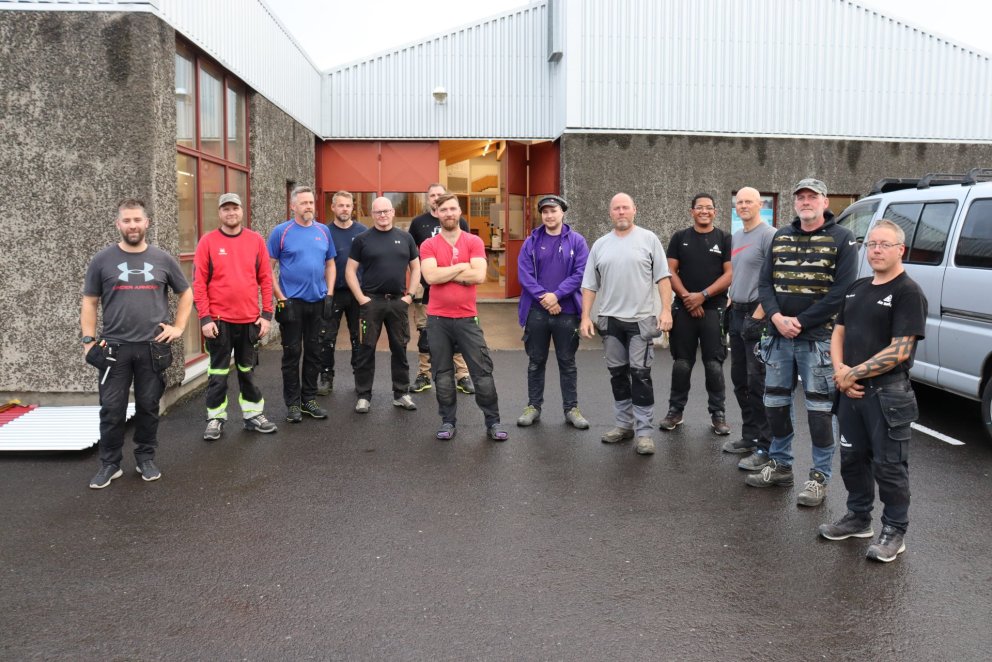 Tólf af fimmtán kvöldnemum með Braga kennara.