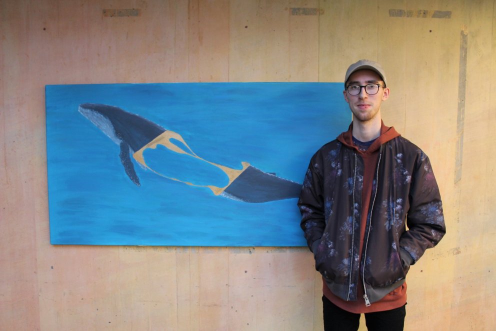 Þorbergur Erlendsson við akrílverk sitt.