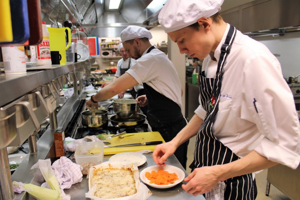 Önnum kafnir í eldhúsinu.