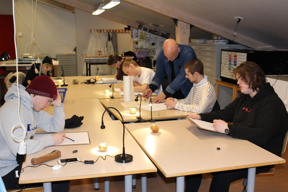 Hallgrímur kennir nemendum grunninn í teikningu.