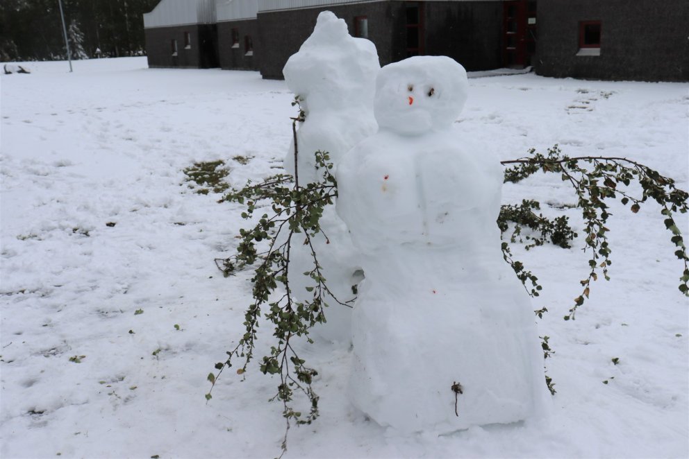 28.09.2021 - snjókarlar á lóð VMA.