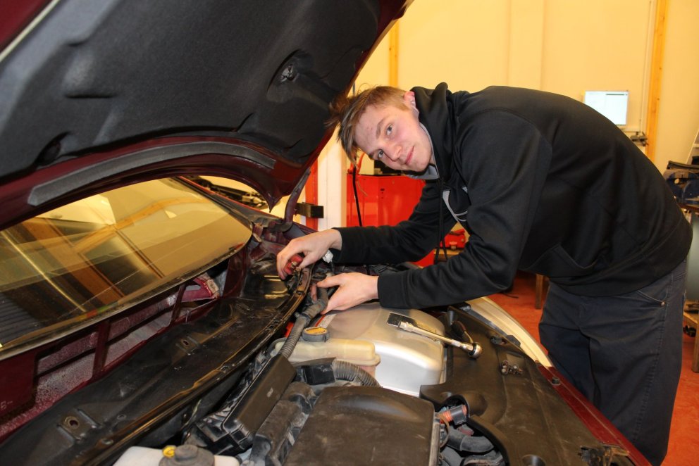 Í verklegu námi í bifvélavirkjuninni í VMA.