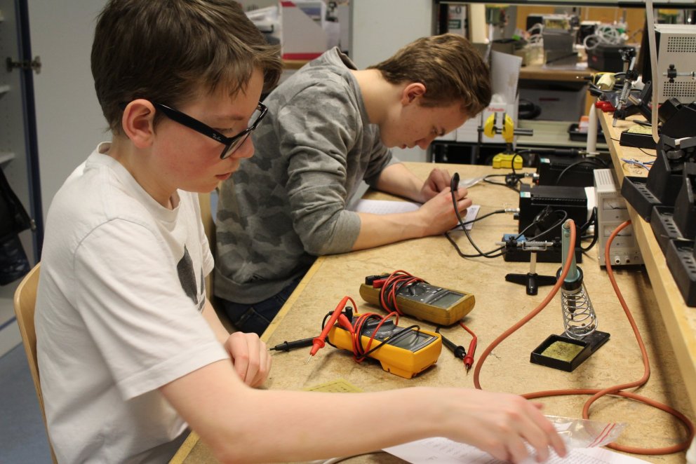 Nemendur æfa sig að lóða og mæla viðnám.