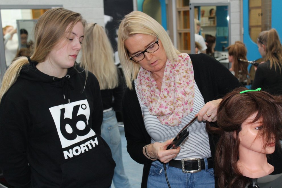 Hildur Salína leiðbeinir stúlku úr Brekkuskóla.