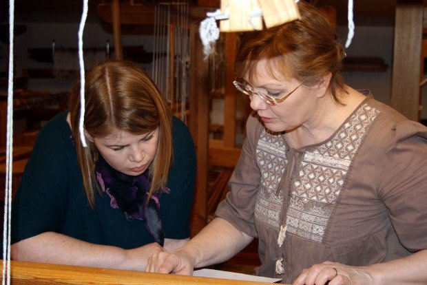 Ragnheiður brautarstjóri leiðbeinir nemanda.