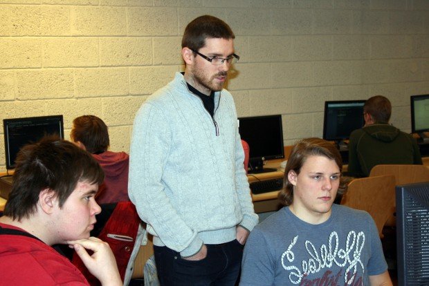 Ingólfur Sigfússon leiðbeinir nemendum.