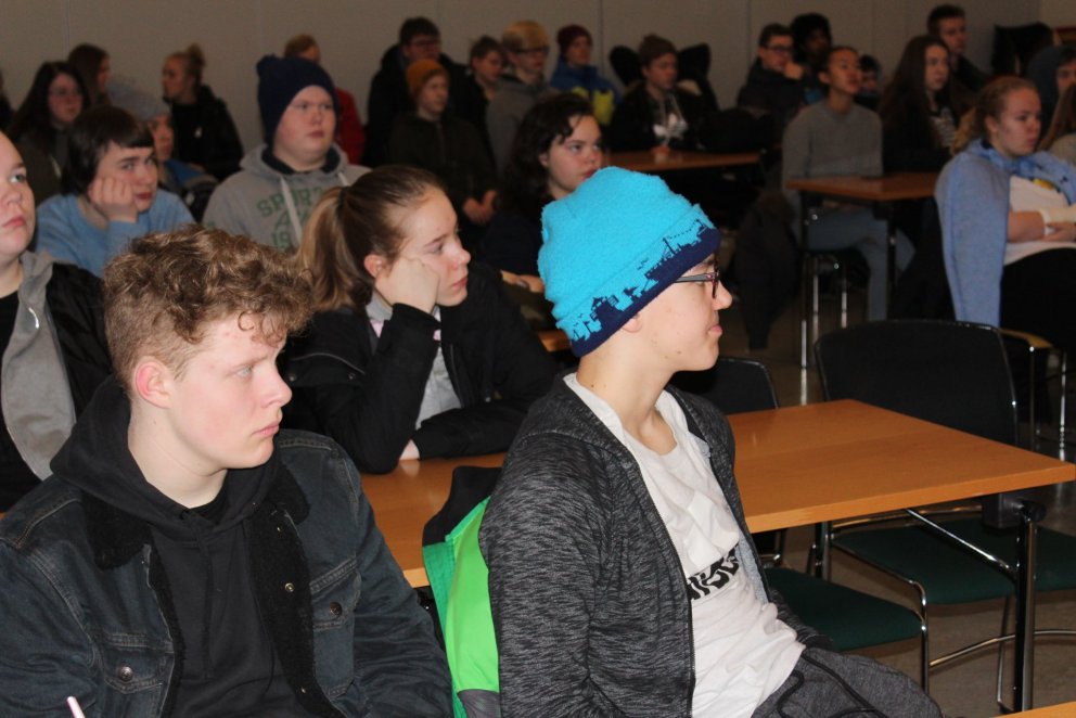 Nemendur í Lundarskóla fylgjast með kynningu.