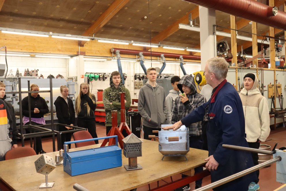 Nemendur kynna sér málmiðnaðarbrautina.