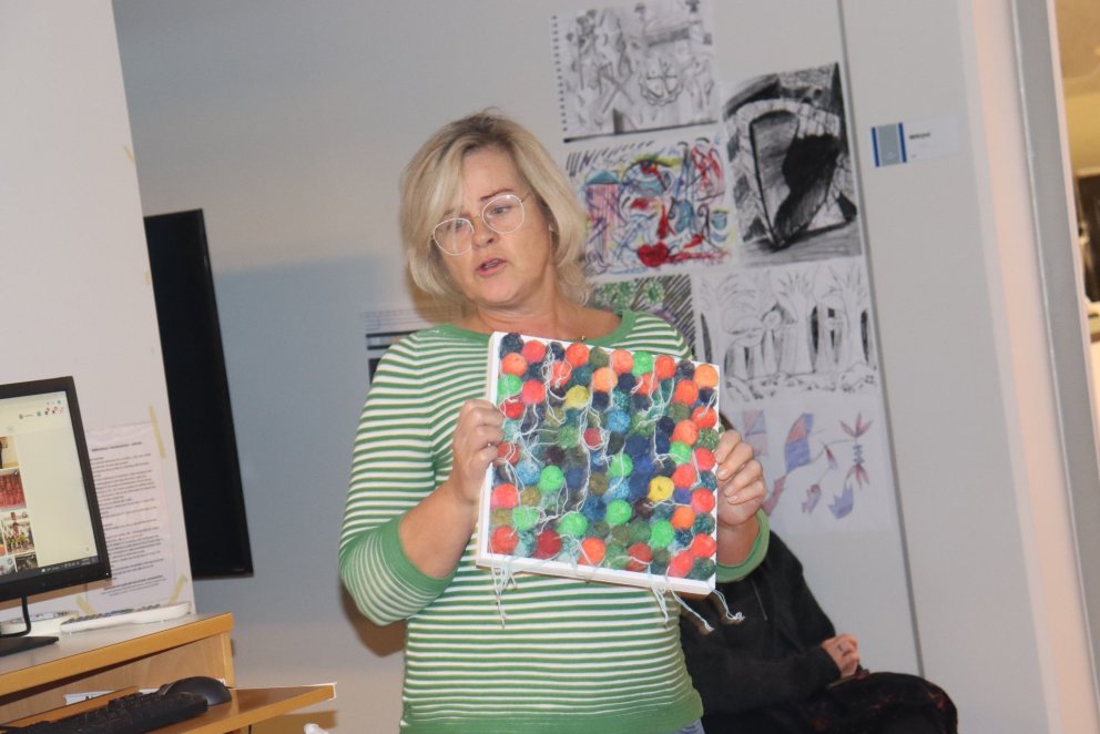 Jonna með eitt af verkum sínum.