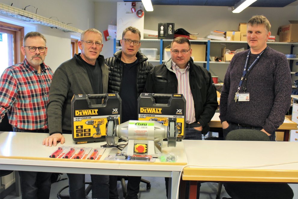 Fulltrúar VMA og Ljósgjafans og verkfærin umræddu.