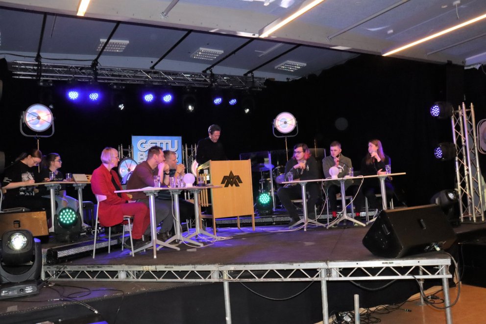 Lið kennara og Gettu betur lið VMA í Gryfjunni.