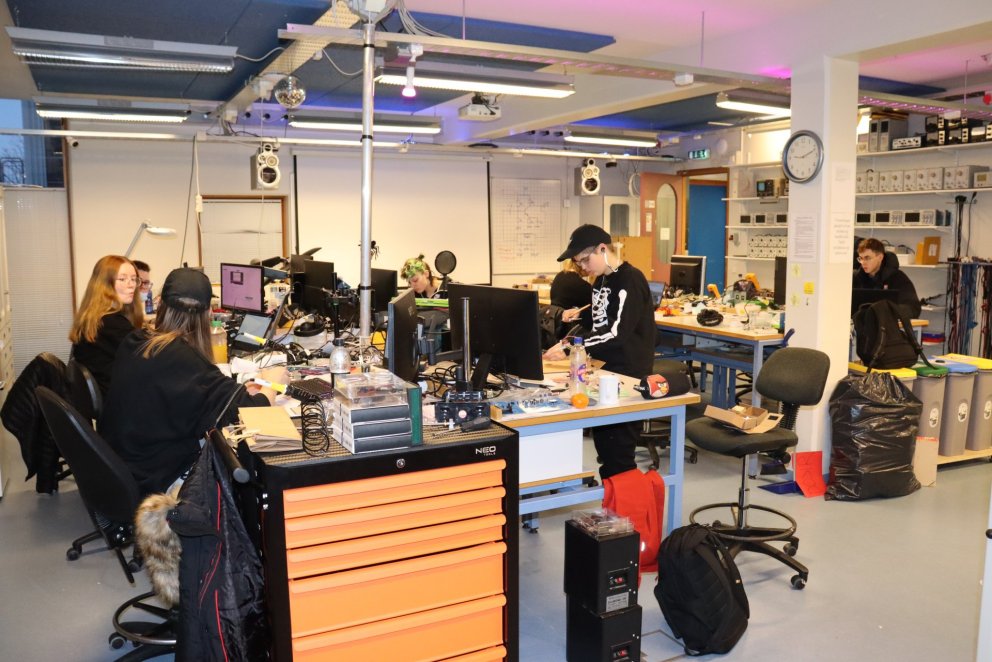 Rafeindavirkjanemar á lokaspretti sjö anna náms.