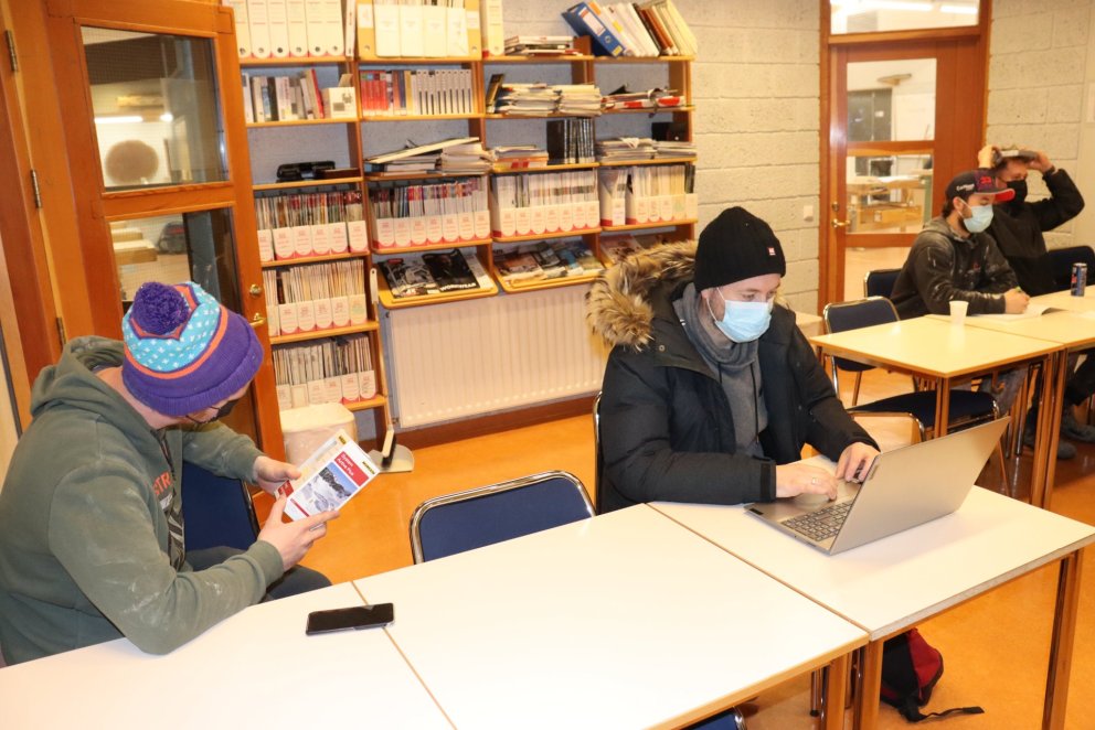 Fjórir af níu í nemendahópnum í múrsmíði.