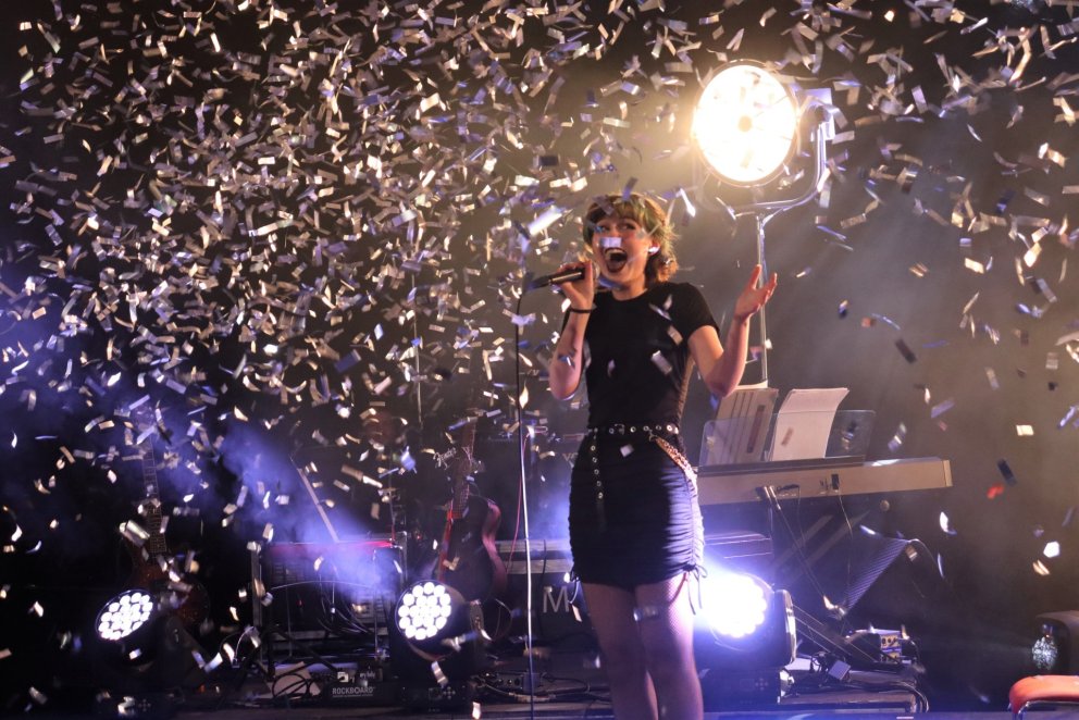 Embla Björk Hróadóttir syngur sigurlagið.