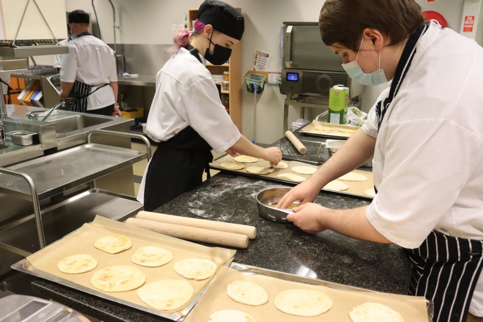 Hér eru bökuð Naan brauð.