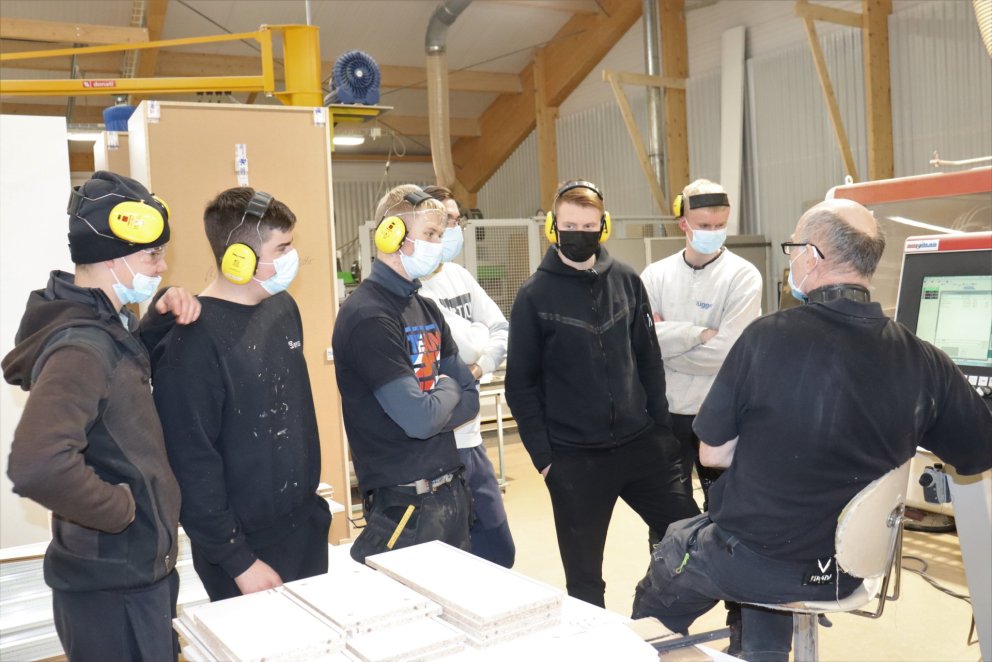 Óli Björn Einarsson fer yfir málin með nemendum.