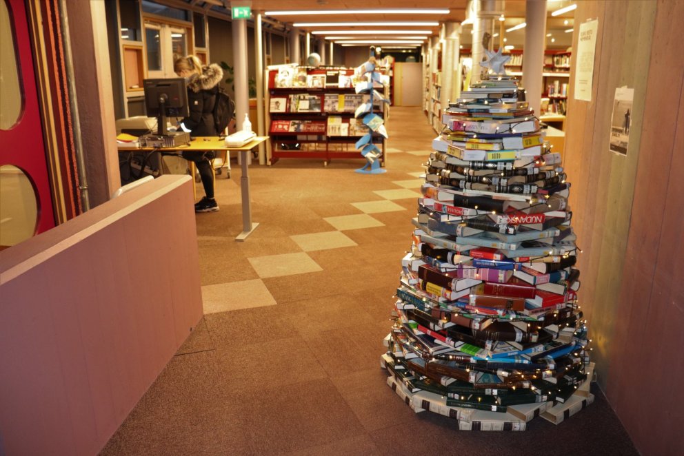 Bókajólatré í stofu (bókasafni) stendur.