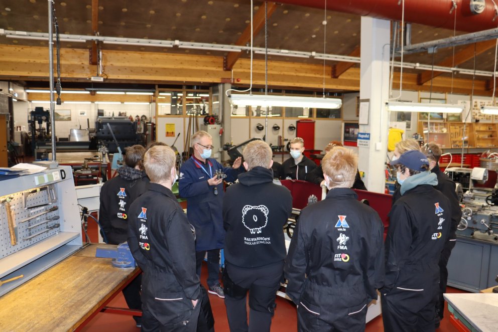 Hörður fer yfir málin með nemendum.