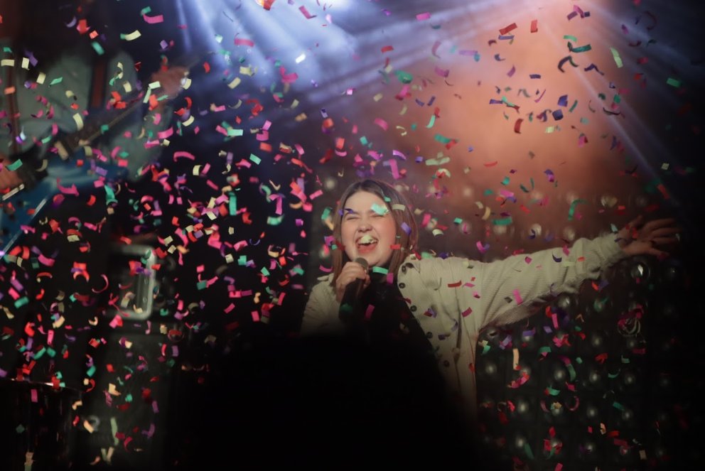 Særún Elma syngur sigurlagið.