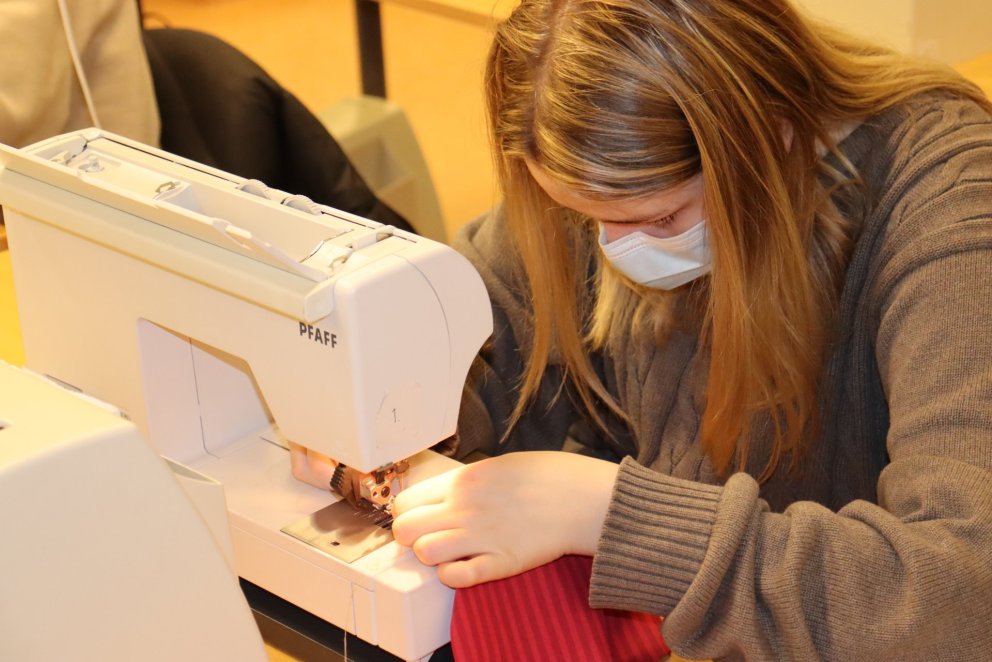 Einbeitt við saumavélina.