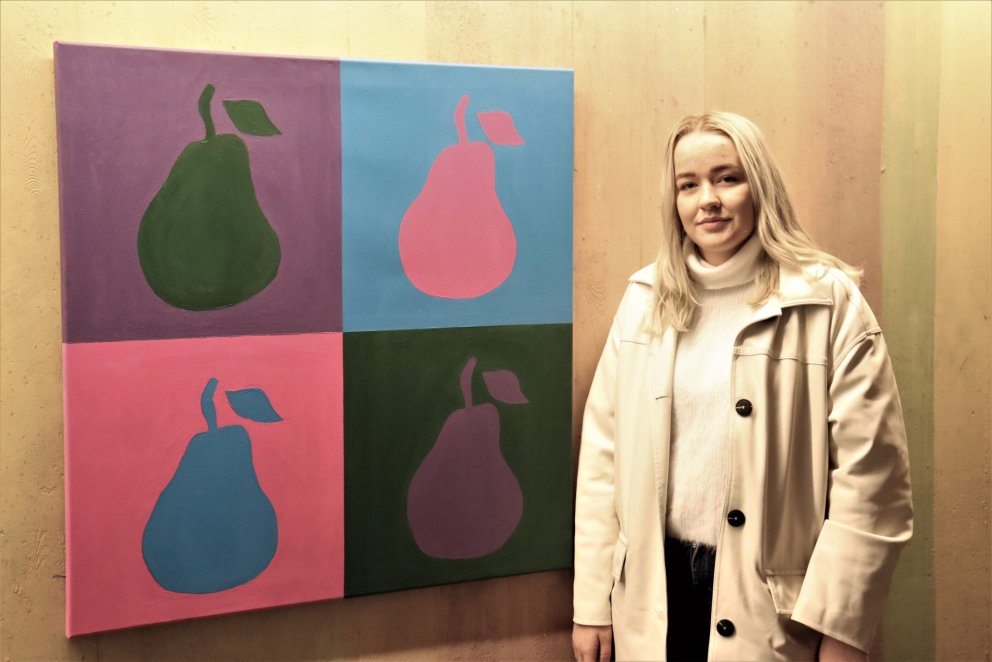 Emma Þöll Hilmarsdóttir við akrílverkið sitt.