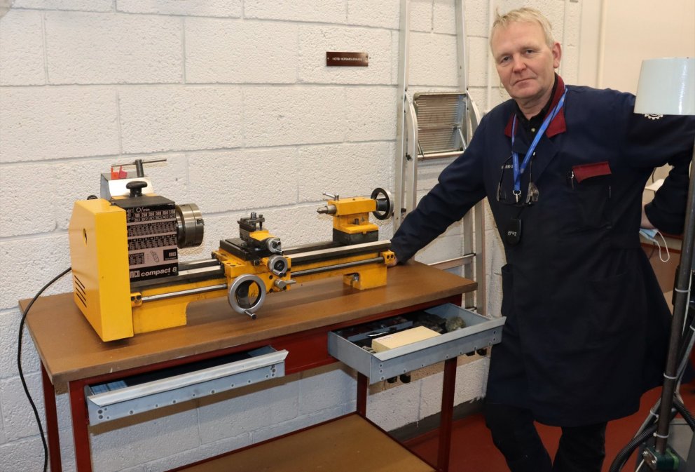 Hörður Óskarsson brautarstjóri við rennibekkinn.